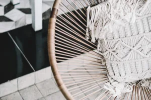 Salon bohème chic avec macramé et matières naturelles
