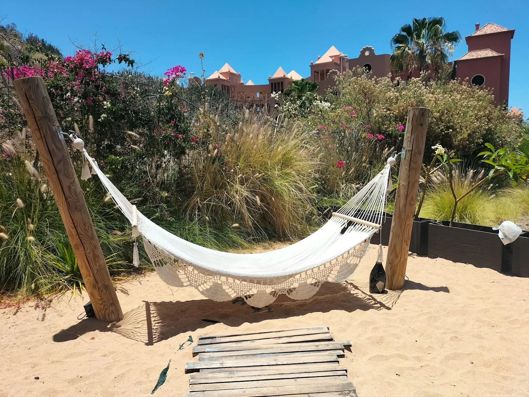 🌴 Décoration terrasse bohème avec du macramé : créez un extérieur tendance et chaleureux ☀️🌿 2 serene outdoor hammock in a lush garden setting